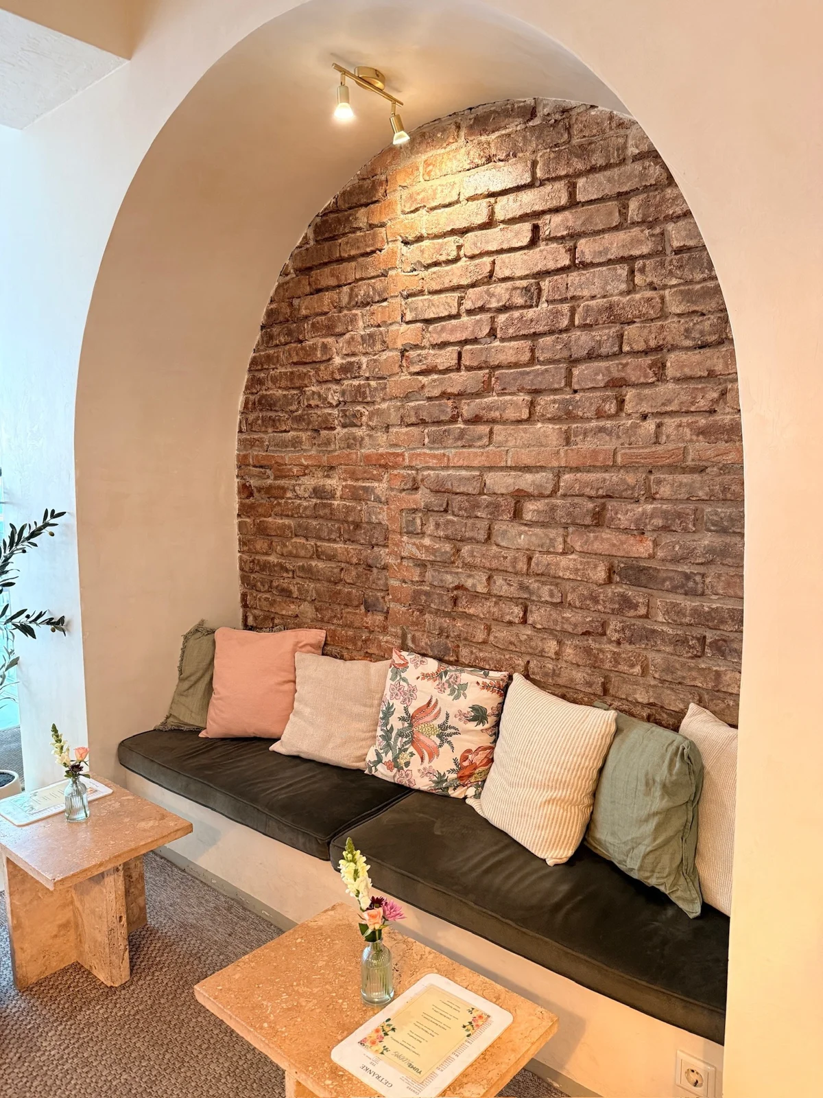 Gemütliche Sitzecke mit Backsteinwand im YUMI